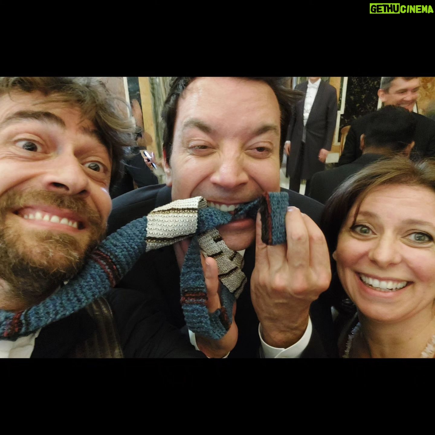 Giovanni Scifoni - 20.9K Likes - E niente, ogni venerdì mattina di solito io e Lilla ci vediamo in Vaticano con Whoopy, Jimmy, Chris, Stephen, è na cosa nostra. Ci facciamo un'udienza con Franceschino, un cornettino, pigliamo un po' in giro le guardie svizzere e poi ognuno a casa sua. A Whoopi piacciono ste cose così. È forte Whoopi.
(Oggi vedrete i profili di tutti gli attori d'Italia co ste stesse foto. Ci siamo accalcati a fare i selfie come le vecchie sui buffet dei matrimoni)
@elisabetta.cobre