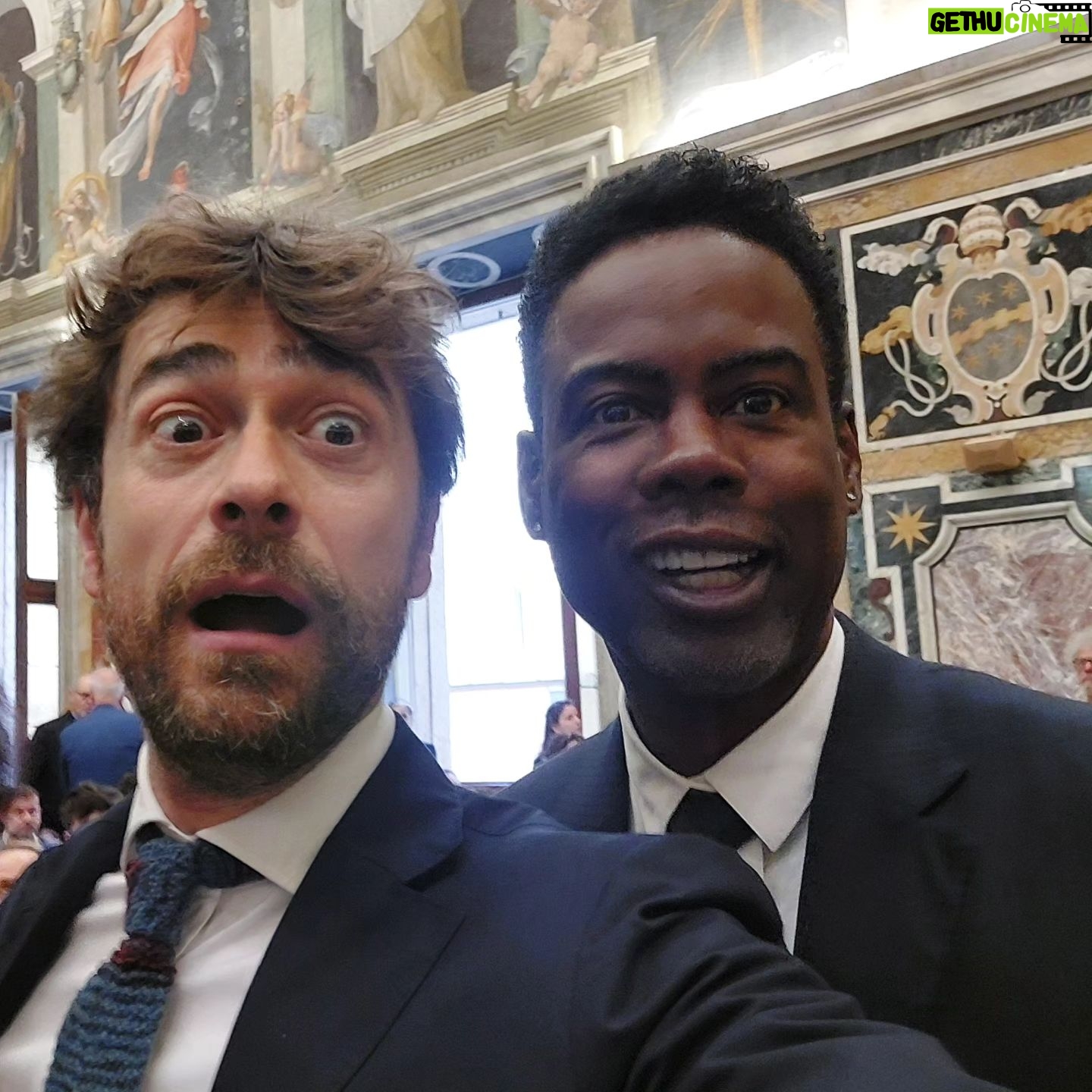 Giovanni Scifoni - 20.9K Likes - E niente, ogni venerdì mattina di solito io e Lilla ci vediamo in Vaticano con Whoopy, Jimmy, Chris, Stephen, è na cosa nostra. Ci facciamo un'udienza con Franceschino, un cornettino, pigliamo un po' in giro le guardie svizzere e poi ognuno a casa sua. A Whoopi piacciono ste cose così. È forte Whoopi.
(Oggi vedrete i profili di tutti gli attori d'Italia co ste stesse foto. Ci siamo accalcati a fare i selfie come le vecchie sui buffet dei matrimoni)
@elisabetta.cobre