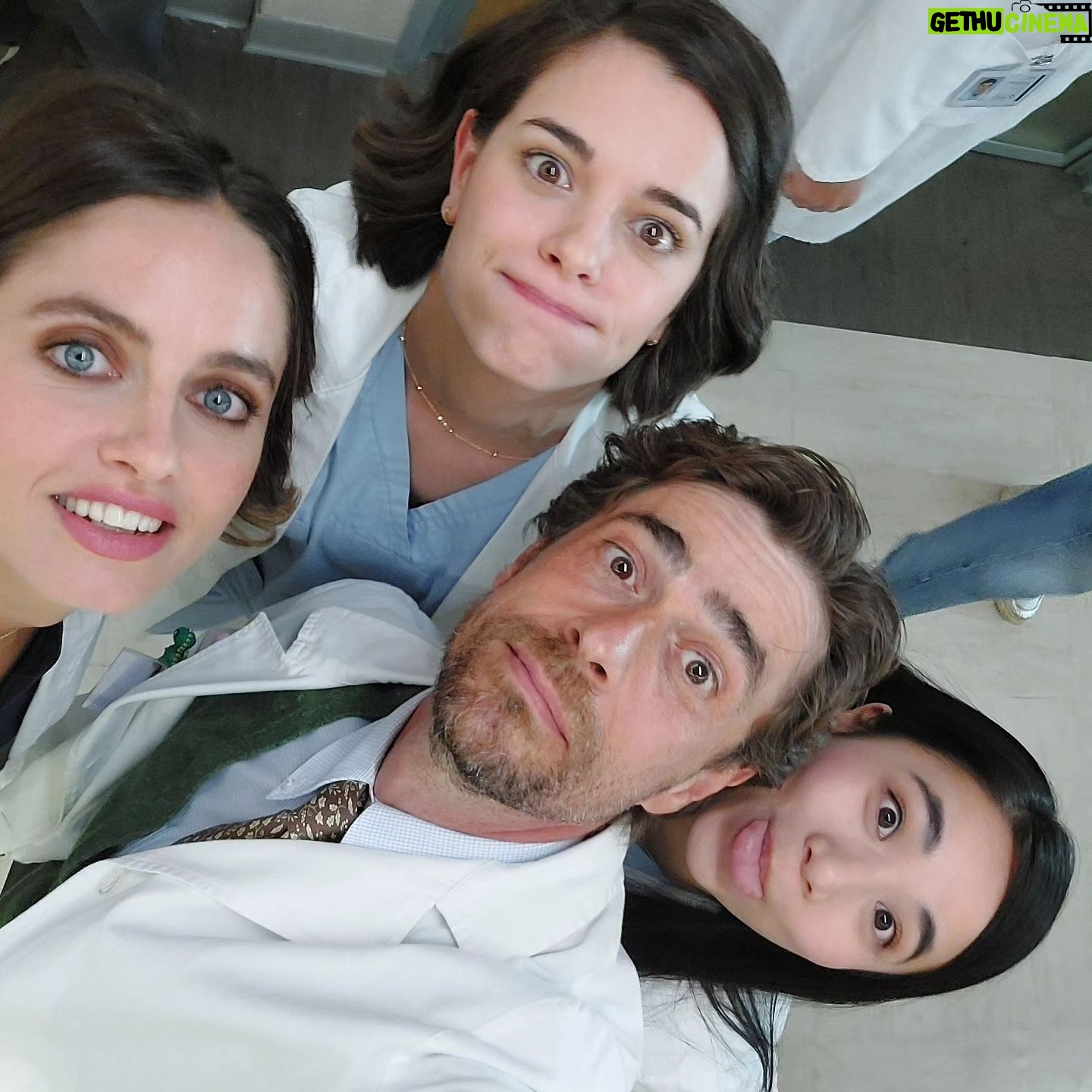 Giovanni Scifoni - 20.9K Likes - Da gente così non mi farei curare manco un'unghia incarnita.
#doc3
#colleghichemirendonofelice
@docnelletuemani @matildegioli @pierpaolospollon @giacomogiorgioreal @elisadieusanio @marco__rossetti @sara_lazzaro @lauracravedi @petitewong