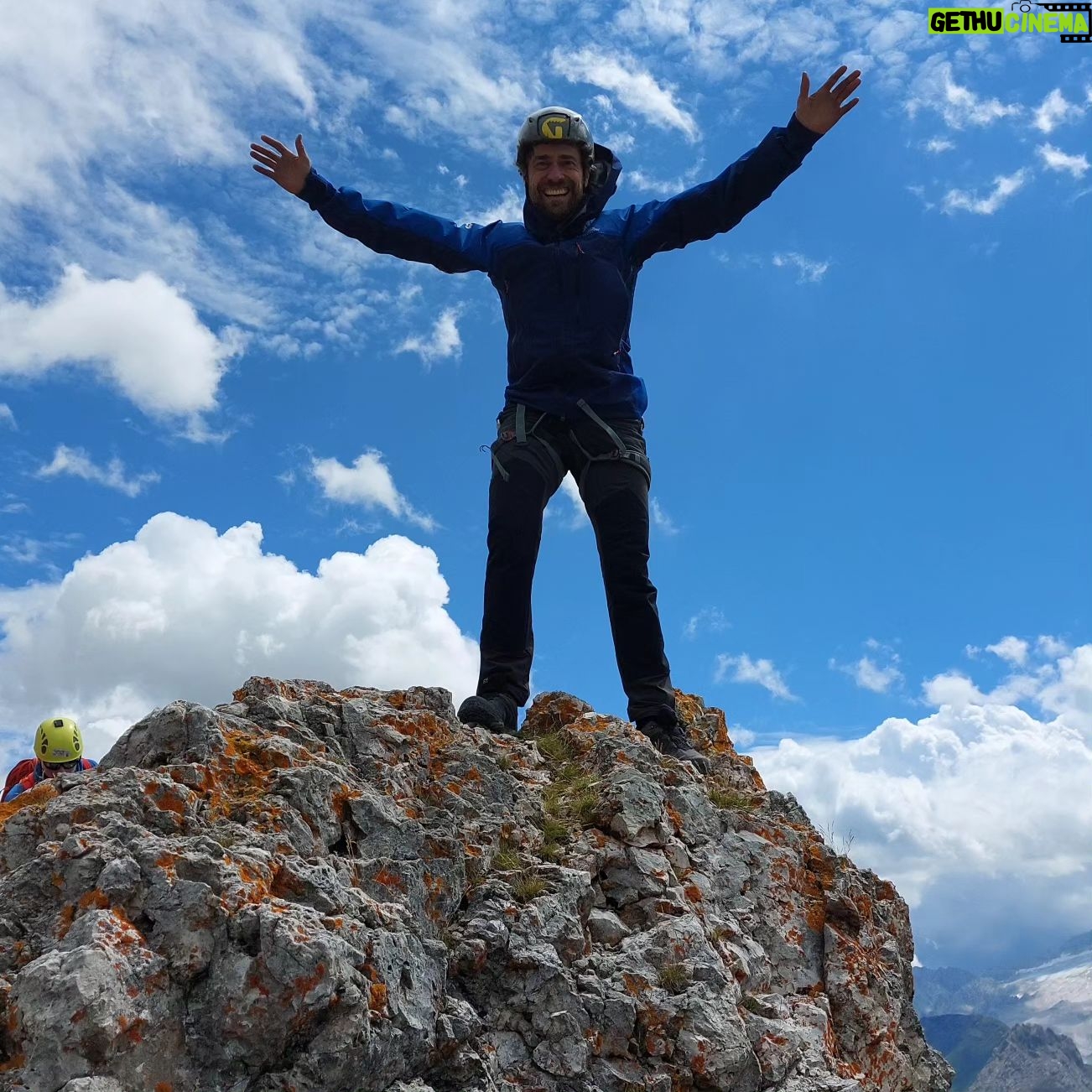 Giovanni Scifoni - 6.6K Likes - Terminata l'illusoria sensazione di essere un felice rododendro alpino torno alle ansie di settembre nella mia Roma che puzza di salame e cane bagnato.
@andrea_magri_198 @tommasoscif @cecia.scifo