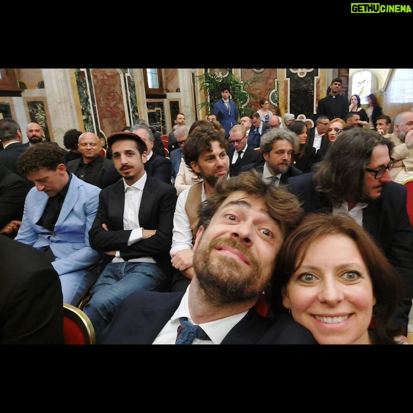 Giovanni Scifoni - 20.9K Likes - E niente, ogni venerdì mattina di solito io e Lilla ci vediamo in Vaticano con Whoopy, Jimmy, Chris, Stephen, è na cosa nostra. Ci facciamo un'udienza con Franceschino, un cornettino, pigliamo un po' in giro le guardie svizzere e poi ognuno a casa sua. A Whoopi piacciono ste cose così. È forte Whoopi.
(Oggi vedrete i profili di tutti gli attori d'Italia co ste stesse foto. Ci siamo accalcati a fare i selfie come le vecchie sui buffet dei matrimoni)
@elisabetta.cobre