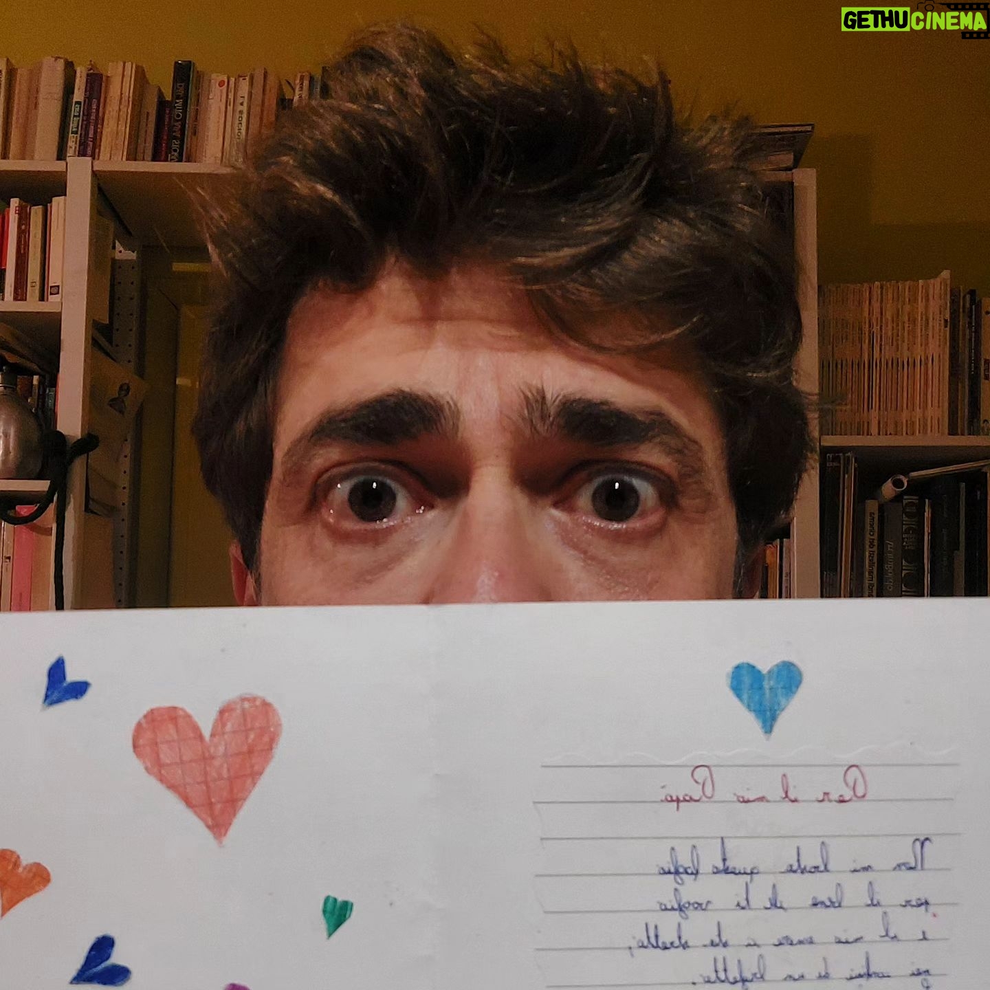 Giovanni Scifoni - 14.1K Likes - Questo è l'ultimo lavoretto papà, l'anno prossimo sto in prima media, non si fanno lavoretti alle medie.
#ultimolavorettodellultimofiglio
#dolore
