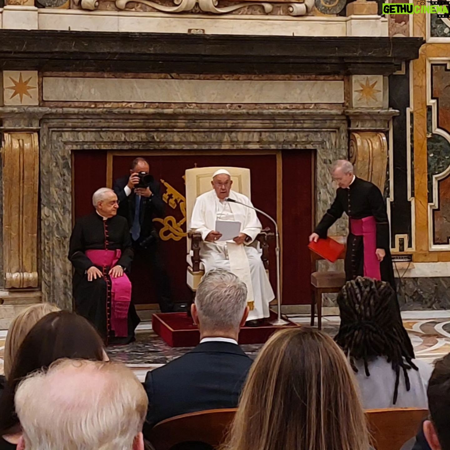 Giovanni Scifoni - 20.9K Likes - E niente, ogni venerdì mattina di solito io e Lilla ci vediamo in Vaticano con Whoopy, Jimmy, Chris, Stephen, è na cosa nostra. Ci facciamo un'udienza con Franceschino, un cornettino, pigliamo un po' in giro le guardie svizzere e poi ognuno a casa sua. A Whoopi piacciono ste cose così. È forte Whoopi.
(Oggi vedrete i profili di tutti gli attori d'Italia co ste stesse foto. Ci siamo accalcati a fare i selfie come le vecchie sui buffet dei matrimoni)
@elisabetta.cobre
