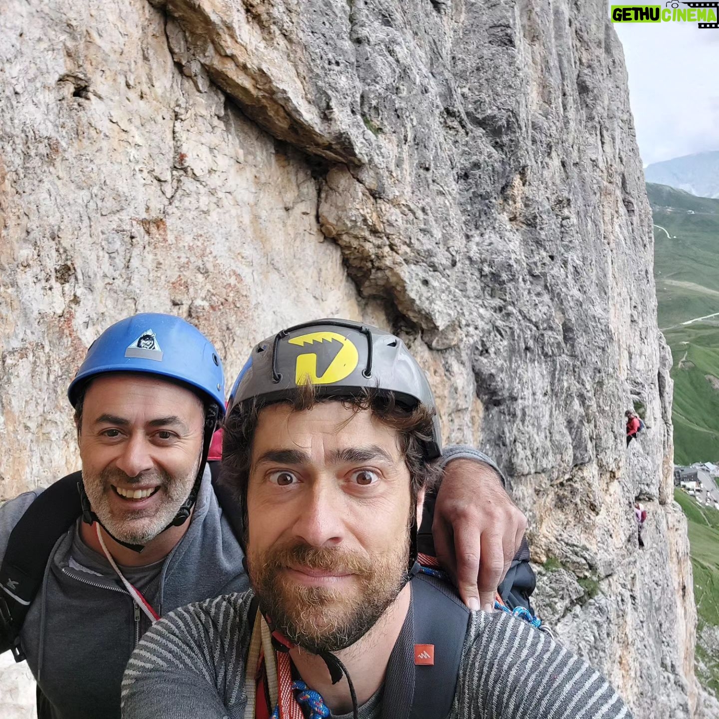 Giovanni Scifoni - 6.6K Likes - Terminata l'illusoria sensazione di essere un felice rododendro alpino torno alle ansie di settembre nella mia Roma che puzza di salame e cane bagnato.
@andrea_magri_198 @tommasoscif @cecia.scifo