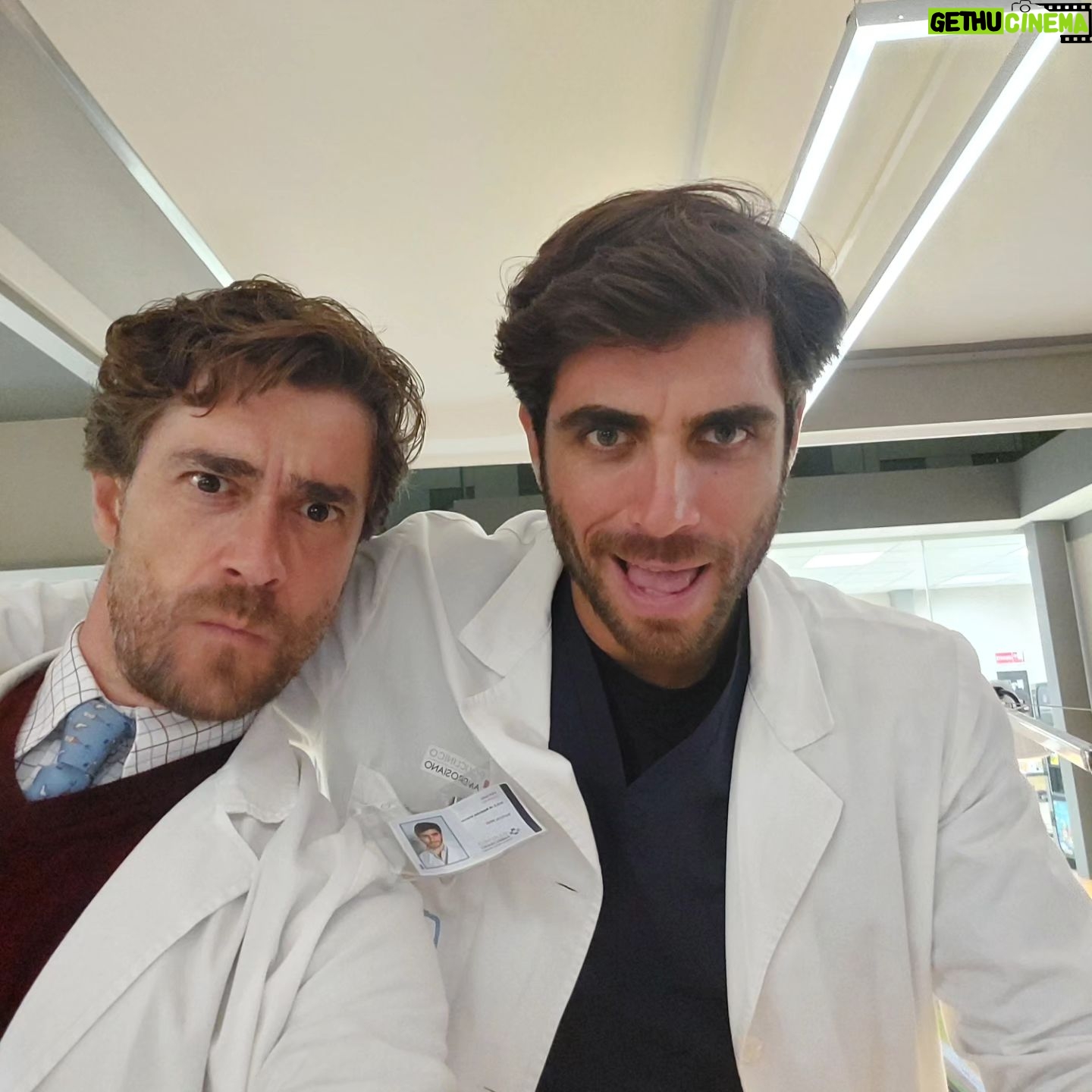 Giovanni Scifoni - 20.9K Likes - Da gente così non mi farei curare manco un'unghia incarnita.
#doc3
#colleghichemirendonofelice
@docnelletuemani @matildegioli @pierpaolospollon @giacomogiorgioreal @elisadieusanio @marco__rossetti @sara_lazzaro @lauracravedi @petitewong