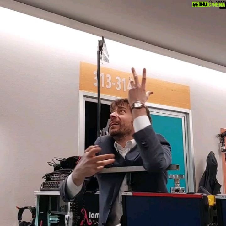 Giovanni Scifoni - 7.5K Likes - E oggi finisce puranco Viola Come il Mare. Amici nuovi e gioia propulsiva.