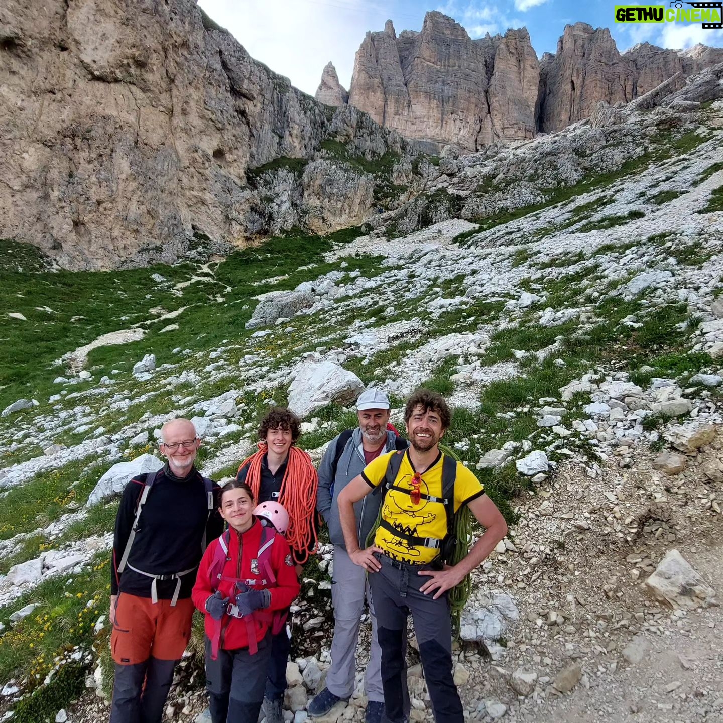 Giovanni Scifoni - 6.6K Likes - Terminata l'illusoria sensazione di essere un felice rododendro alpino torno alle ansie di settembre nella mia Roma che puzza di salame e cane bagnato.
@andrea_magri_198 @tommasoscif @cecia.scifo