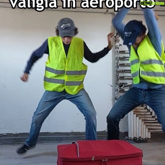 Giovanni Scifoni - 6.7K Likes - Il video contiene immagini che potrebbero turbare. Un reportage coraggioso che finalmente denuncia l'efferata crudeltà del personale aeroportuale su creature innocenti e inermi. Rimane senza risposta la nostra domanda: perchè?
@tommasoscif
@cecia.scifo