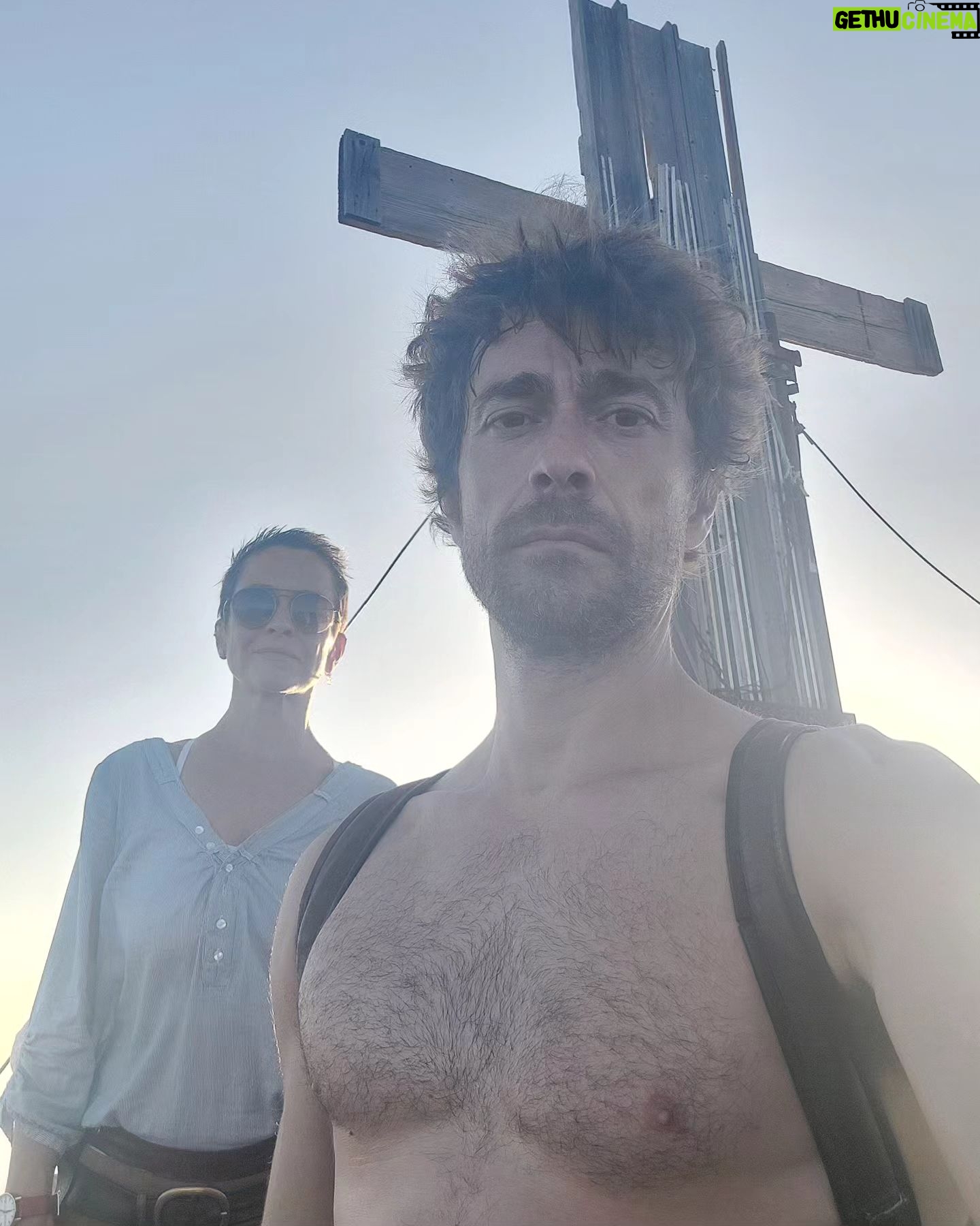 Giovanni Scifoni - 7.5K Likes - E oggi finisce puranco Viola Come il Mare. Amici nuovi e gioia propulsiva.