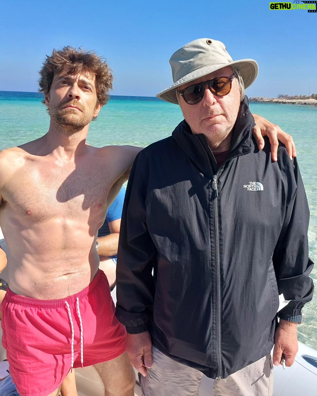 Giovanni Scifoni - 7.5K Likes - E oggi finisce puranco Viola Come il Mare. Amici nuovi e gioia propulsiva.