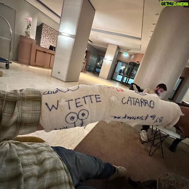 Giovanni Scifoni - 7.5K Likes - E oggi finisce puranco Viola Come il Mare. Amici nuovi e gioia propulsiva.