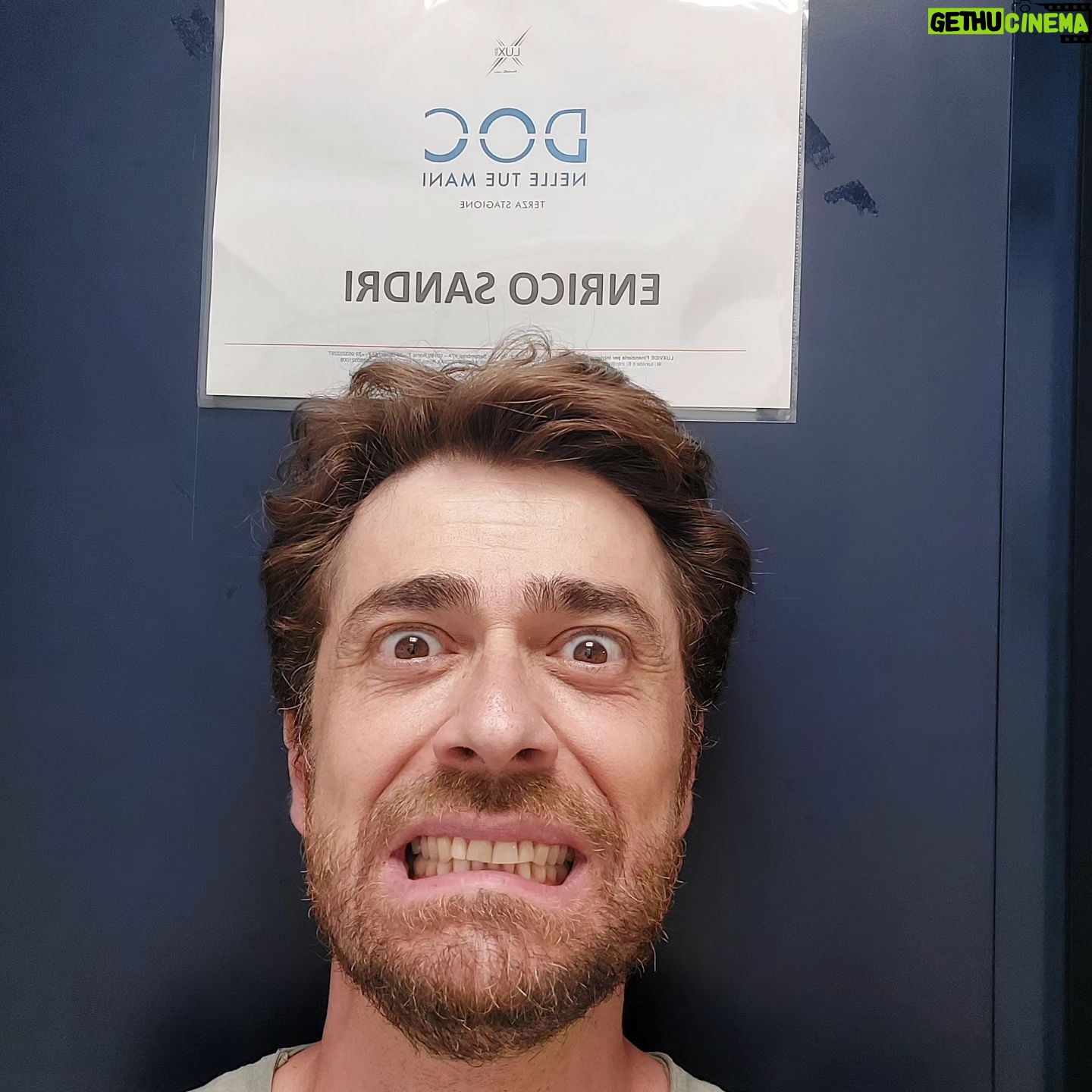 Giovanni Scifoni - 21K Likes - Doc3 è finito. Voglio bene a questi maledetti finti dottori. Ma ora torneremo tutti nelle nostre case, e non ci cacheremo per un sacco di tempo, e questa cosa mi fa subito lacrimuccia. E poi Luca. Vabbè voler bene a Luca è troppo facile, so boni tutti. Cos'è un Luca? Un apostrofo rosa tra le parole argen e tero.
@docnelletuemani
@lucaargentero