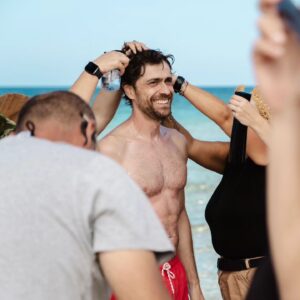 Giovanni Scifoni Instagram - Intorno a te gente che corre e fatica molto, mani che ti truccano, ti vestono, ti pettinano, ti carezzano, ti portano l'acqua, quello che devi fare tu è aspettare che un tizio dica "azione" e solo allora pronunciare delle frasi nella tua madrelingua scritte da altri. Poi ti arriva il bonifico. È dura la vita dell'attore di fiction.