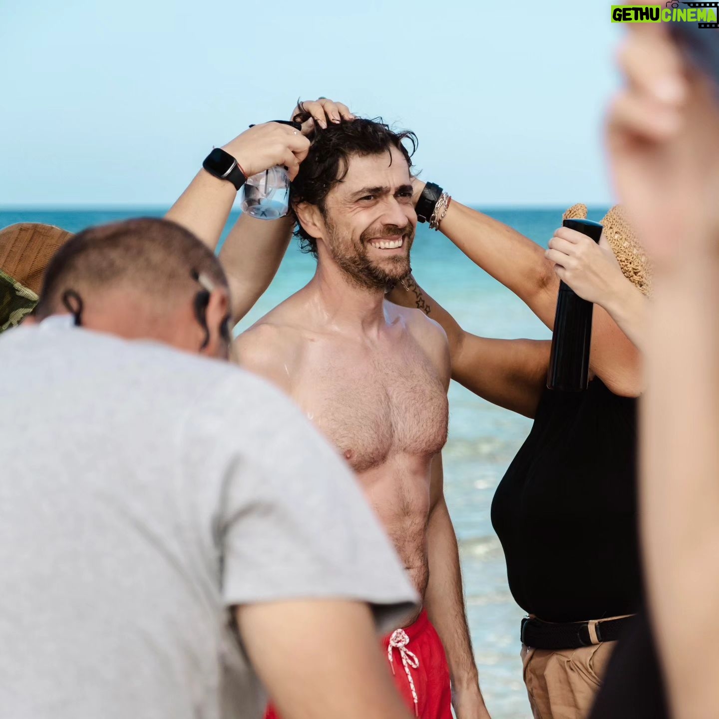 Giovanni Scifoni - 14.2K Likes - Intorno a te gente che corre e fatica molto, mani che ti truccano, ti vestono, ti pettinano, ti carezzano, ti portano l'acqua, quello che devi fare tu è aspettare che un tizio dica "azione" e solo allora pronunciare delle frasi nella tua madrelingua scritte da altri. Poi ti arriva il bonifico. È dura la vita dell'attore di fiction.