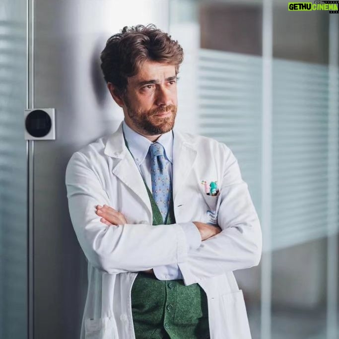 Giovanni Scifoni - 11.1K Likes - Stasera quarta puntatella. Sia chiaro che quella cosa verde che sborda sul fondo della foto è solo l'avanzo del maglione perchè mi piace vestire comodo.
#doc3
@docnelletuemani
@rai1official
@raiplay_official