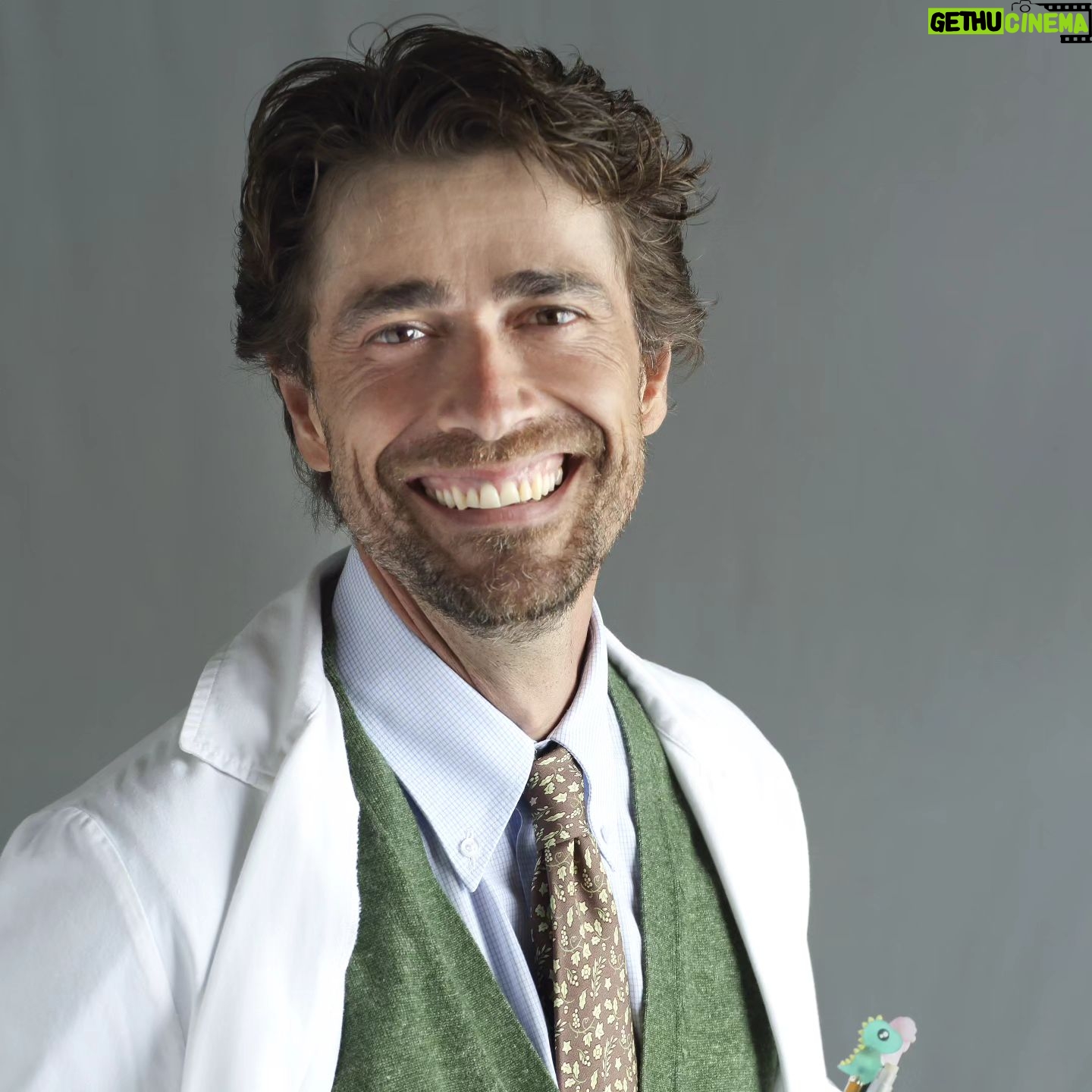Giovanni Scifoni - 22.5K Likes - Finisce così, blom blom, questa favola breve se ne va, se ne va... ma aspettate e un'altra ne avrete, c'era una volta il contafiabe dirà, e un'altra favola comincerà... ooooh...
Com'era sto #doc3?
@docnelletuemani
@rai1official
@raiplay_official
Foto di @fabio_lovino_