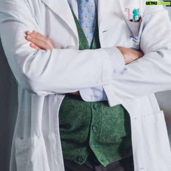 Giovanni Scifoni - 11.1K Likes - Stasera quarta puntatella. Sia chiaro che quella cosa verde che sborda sul fondo della foto è solo l'avanzo del maglione perchè mi piace vestire comodo.
#doc3
@docnelletuemani
@rai1official
@raiplay_official
