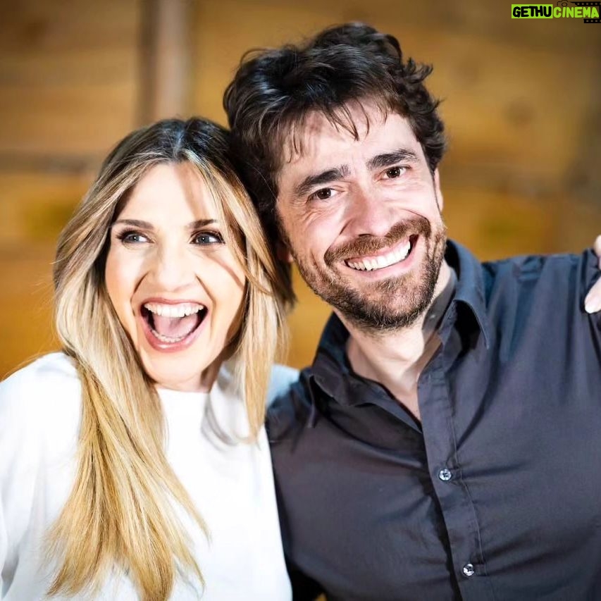 Giovanni Scifoni - 9.5K Likes - Debuttiamo mo' a Senigallia! Mi caco un pochetto ma sono tanto felice. @lcuccarini in scena è una tigre siberiana, @simeoli_marco è il nostro impavido condottiero, @nunzifrancesca è una bomba comica, @cicciozaccaro è un gorilla mansueto, @sofiapanizzi_ è la piana di castelluccio in primavera, Ie ragazze e i ragazzi del corpo di ballo sono una barriera corallina, i tecnici sono quelli dell'Apollo 13. Grazie a tutti voi per avermi accolto un questa Arca delle meraviglie.
@aggiungiunpostoatavolamusical