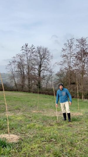 Giovanni Storti Instagram - Pensare al presente per pensare al futuro! Questo è ciò che conta 🌿🌳

#giova#giovalovesnature#terra#pianta