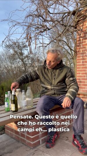 Giovanni Storti Instagram - Ma cosa avete nel cervello? Le scimmie urlatrici?🤣
Rimettiamolo questo deposito cauzionale! ♻️

#giovalovesnature #giovalovesnaturearoundtheworld #giova #nature #forzadellanatura #depositocauzionale #riciclo #giovacuriositàeconsigli #giovasolutions #perché #giovannistorti #salutedellaterra