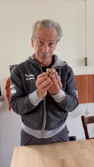 Giovanni Storti Instagram - Sgargarozzate si… Ma poi riciclate! ♻️🤣

#sughero #giovalovesnature #giovalovesnaturearoundtheworld #giovasolutions #giovacuriositàeconsigli #riciclo #natura #beautifulnature