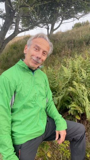 Giovanni Storti Instagram - Non è che tutti i vegetali di fronte all’estinzione di massa esageeerata hanno la stessa reazione…🌱🤣

#giovalovesnature #giovalovesnaturearoundtheworld #giovasolutions #giovacuriositàeconsigli #naturelovers #nature #beautifulnature #felce #felci #lovenature