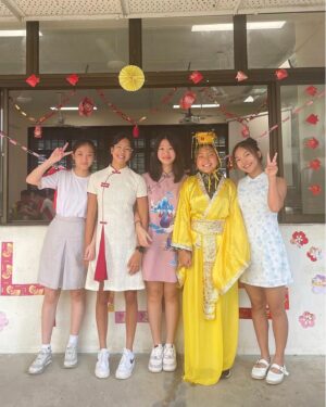 Gisele Chiam Instagram - NJC Chinese New Year '24 !!🧧😋

Took many cute pics with everyone today! haidilao called us after seeing our 科目三 dance🤭
.
.
.
.
.
.
.
#GiseleChiam #cny2024 #chinesenewyear2024 #njc #haidilaodance #新年快乐2024 #nationaljuniorcollege #cheongsam #GiseleChiamLookbook #teenactress #teenperformer #mediacollaborations #teeninfluencer Chiam #cny2024 #chinesenewyear2024 #njc #haidilaodance #新年快乐2024 #nationaljuniorcollege #cheongsam #GiseleChiamLookbook #teenactress #teenperformer #mediacollaborations #teeninfluencer #科目三 ＃科目三dance
