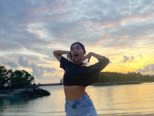 Gisele Chiam Instagram - shell yeah! 🐚🌊

swipe to the end to see our fire dance🔥
•
•
•
•
•
#GiseleChiam #詹欣萱 #teenactress #teenperformer #teensinger #teeninfluencer #beach #beachday #schoolholidays