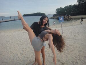 Gisele Chiam Instagram - shell yeah! 🐚🌊

swipe to the end to see our fire dance🔥
•
•
•
•
•
#GiseleChiam #詹欣萱 #teenactress #teenperformer #teensinger #teeninfluencer #beach #beachday #schoolholidays