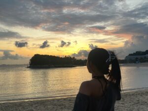Gisele Chiam Instagram - shell yeah! 🐚🌊

swipe to the end to see our fire dance🔥
•
•
•
•
•
#GiseleChiam #詹欣萱 #teenactress #teenperformer #teensinger #teeninfluencer #beach #beachday #schoolholidays