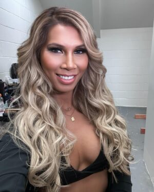 Gisele Mayordo Instagram - When the make up team does it again!! 💝🫰🏼