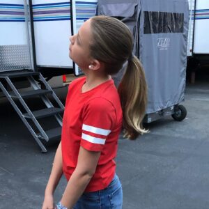 Giselle Eisenberg Instagram - #BTS from tomorrow’s #AmericanHousewife - I love this ponytail- it’s the little things. #AnnaKat