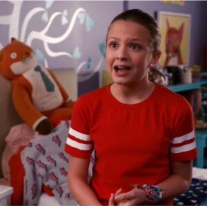 Giselle Eisenberg Instagram - What’s your favorite #AnnaKat moment from this past Wednesday’s #AmericanHousewife episode?
1) Miss Popular bejeweled in friendship bracelets  2) Why is everyone looking at me?  3) That’s just Kat-Kat!!! 4)How do I get back to Pre-Booger Paris?? 5)Mama love