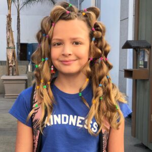 Giselle Eisenberg Instagram - Who liked #AnnaKat’s hair in last night’s #AmericanHousewife ? #BTS 😉 @lbstar326 😘