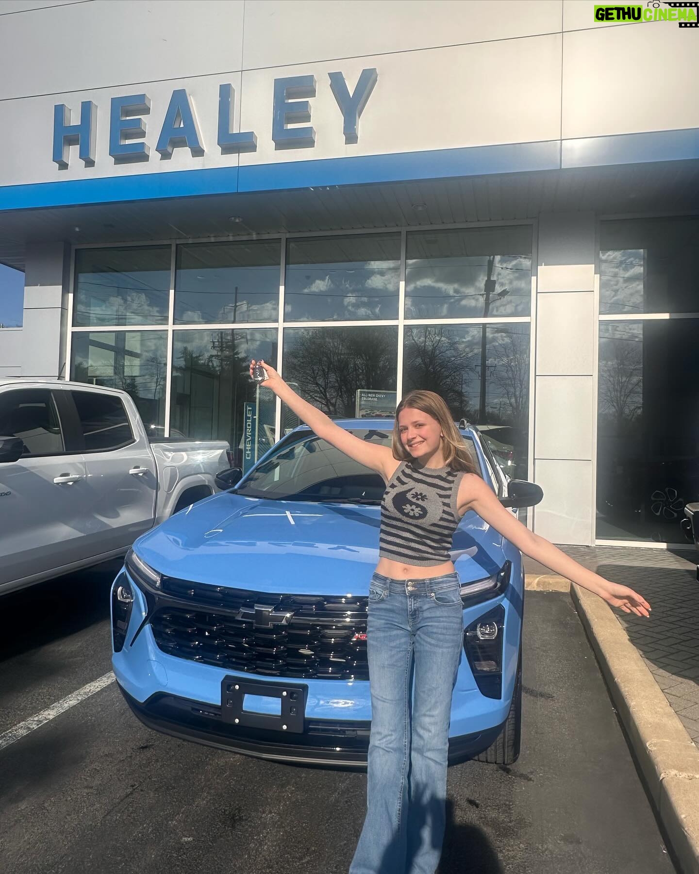 Giselle Eisenberg - 1.3K Likes - My new baby 🚙
Thank you so much to the very best, @christina5222
and thank you @healeybrothers for everything!!