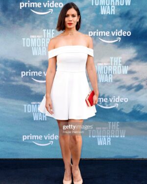 Gissette E. Valentin Instagram - It’s Friday! 👽 @thetomorrowwar is out on @amazonprimevideo Family, fun and action packed!