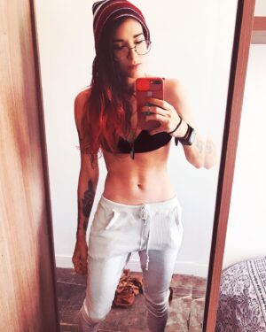 Giul Abreu Instagram - Está vindo uma minissérie de Natal e essa aí é a Sara Bagunceira. Joga logo teu biscoito e me conta: qual será o próximo sofrimento proporcionado pela @linhaproducoes que essa menina irá sentir? #lgbtq🌈 #lgbtqia #audiovisualbrasileiro