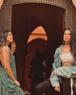 Giul Abreu Instagram - Vai que vocês não me reconhecem mais por aí? Um TBT cheio de azul e marrom em Chefchaouen (Marrocos 🇲🇦) com a minha rainha 👑 @euraiii 

#marocaine🇲🇦