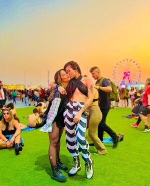 Giul Abreu Instagram - De chamego em chamego, eu tive a sorte do amor tranquilo. 
Juntas - por todas as manhãs de calmaria que somos e pelas madrugadas de mãos dadas que virão. 

#lgbt #loveislove