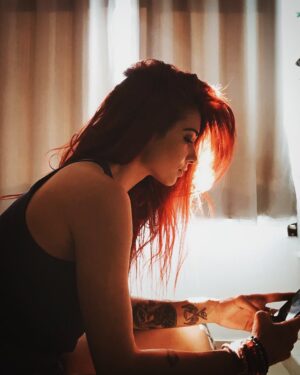 Giul Abreu Instagram - Um poema sobre procrastinar .....................................
Sol na janela
Cabelo vermelho
A Nia me flagrou
Enquanto eu tirava o roteiro

Foto: @niamesmo - gravacões da série Magenta