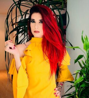 Giul Abreu Instagram - A direção diz: “Faz cara de vilã rica....” 🤷🏻‍♀️ #Fail 
Vem aí minha primeira Vilã. E de comédia. 
Obrigada ao @canal_demais_ E ao @vinyareas  pela vida de Joana ♥️