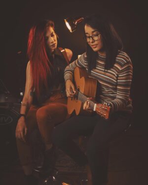 Giul Abreu Instagram - Ela, Fernanda Miguel. Dos agudos melódicos e alma sensível. Eu, Giul Abreu. Dos graves e drives soltos num espectro vermelho. 
Aqui, live. 14 de agosto de 2020, 20 horas. Data marcada para esse encontro florescer SKANK em nós. 

📸 @redzone.studio 
👔 @deborachavesrj

#skank #mpb #novampb