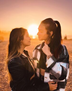 Giul Abreu Instagram - No Brasil, país que mais mata LGBTQIAP  no MUNDO, amar uma mulher é um ato de revolução. E eu te amo muito, a beça demais, minha mulher 🩵🏳️‍🌈 #diadoorgulholgbt