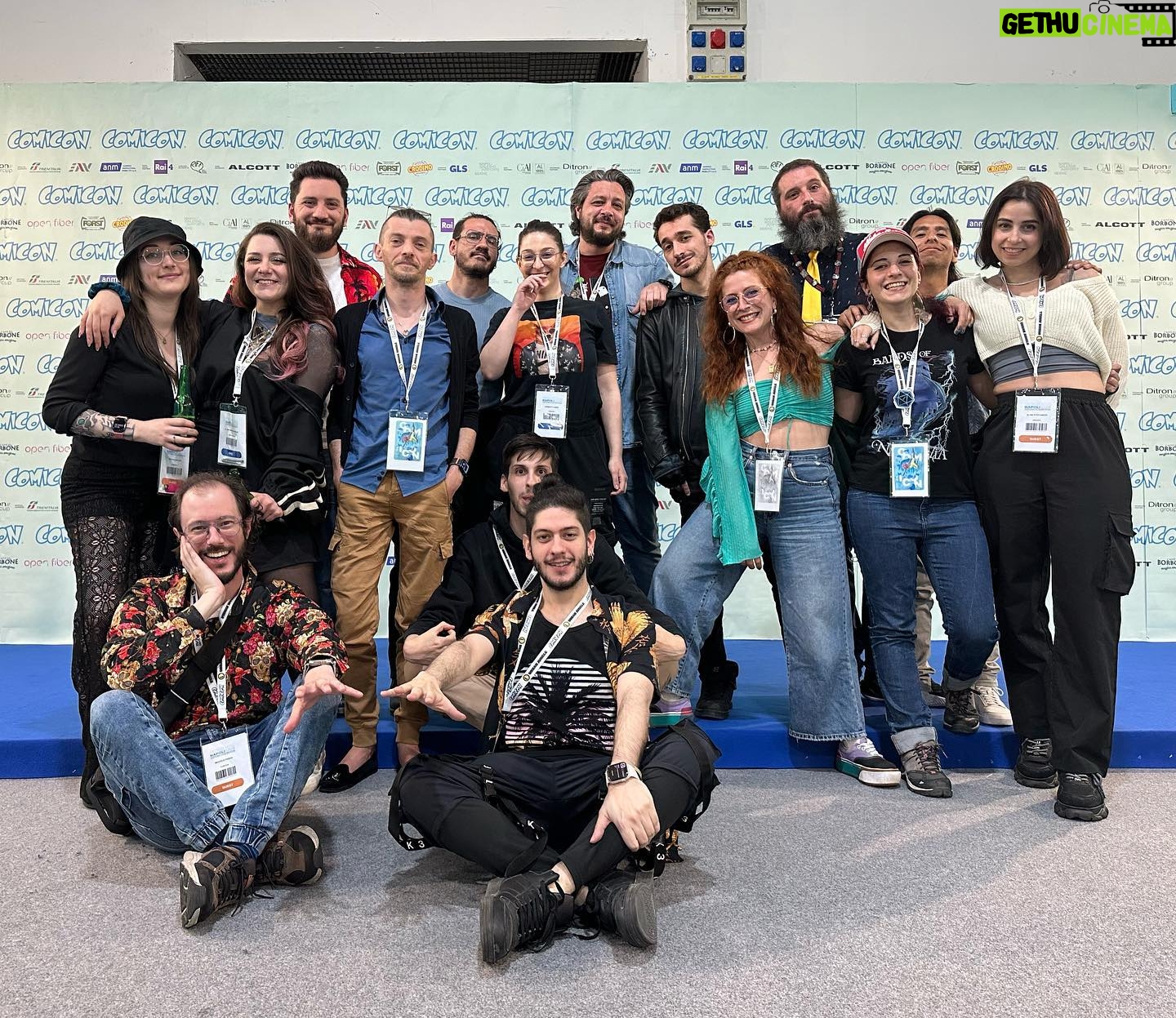 Giulia Bersani - 2.5K Likes - Che dire, anche per quest’anno il @comiconitalia è giunto al termine, è stata come sempre un’esperienza bellissima che devo a tutti quanti voi:
Ai miei compagni di viaggio e a tutte le fantastiche persone che ho incontrato e conosciuto là!
Non ho molto da dire se non che il primo giorno non l’ho praticamente vissuto essendo stata non poco male la sera prima e che sono molto triste di non aver assistito alla vittoria del Napoli domenica! Figo perché tutti sono scappati e mi son riuscita a girare la fiera… Però avrei tanto voluto assistere ai festeggiamenti!
Anche quest’anno ho avuto l’onore di mangiare la pizza e la pasta fritta, e ho scoperto la mozzarella in carrozza! Che buona madonna, è già diventata la mia cosa preferita!
Ora partono i ringraziamenti!
Ad @inntaleofficial per essere stati degli ottimo compagni di viaggio come sempre!
Ad arkadia.agency che non posso menzionare per l’ospitalità e per la gentilezza.
E a tutte le belle personcine che sono passate a salutarci!
Grazie davvero, ci vediamo l’anno prossimo! ❤️ #comicon #napolicomicon #inntale #navigavia #napoli