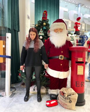 Giulia Bersani Instagram - Ok… Tutti calmi, mamma sta cucinando da ieri sera, ha fatto una pausa stamattina alle 7:00 per dare l’aspirapolvere accompagnata dalle musichette di Natale in tv.
Sta per arrivare la famiglia, babbo, è l’ultimo giorno, poi tu vai in ferie fino all’anno prossimo e io in coma fino a domani. 
Possiamo farcela, resistiamo ancora un po’.

Buon Natale a tutti! Che i regali valgano tutta questa fatica! 🙄 

#christmas #Natale2023 #buonnatale🎄 #babbonatale  #chogialansiapercapodanno