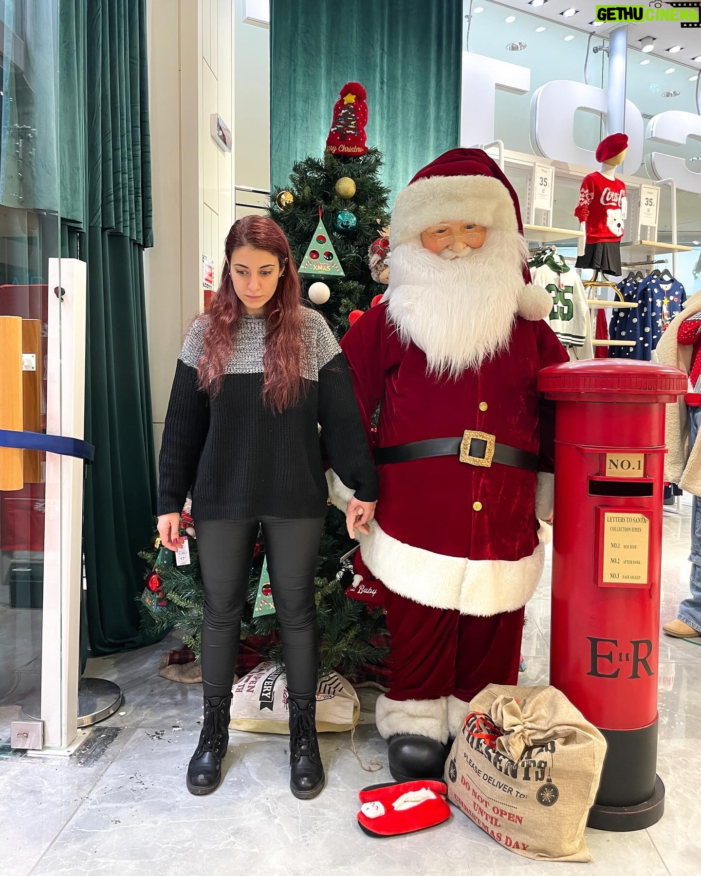 Giulia Bersani - 2.4K Likes - Ok… Tutti calmi, mamma sta cucinando da ieri sera, ha fatto una pausa stamattina alle 7:00 per dare l’aspirapolvere accompagnata dalle musichette di Natale in tv.
Sta per arrivare la famiglia, babbo, è l’ultimo giorno, poi tu vai in ferie fino all’anno prossimo e io in coma fino a domani.
Possiamo farcela, resistiamo ancora un po’.
Buon Natale a tutti! Che i regali valgano tutta questa fatica! 🙄
#christmas #Natale2023 #buonnatale🎄 #babbonatale #chogialansiapercapodanno