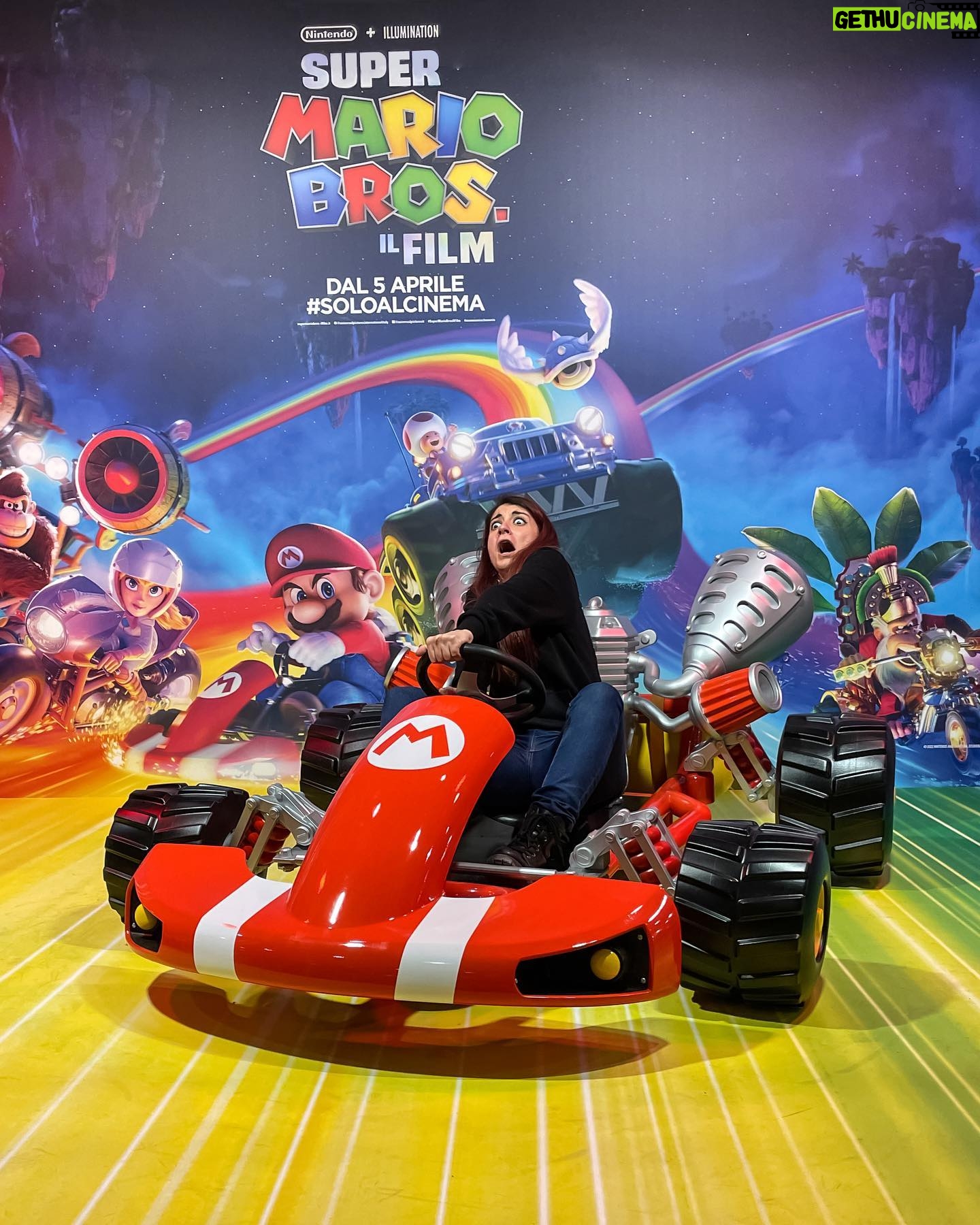 Giulia Bersani - 2.7K Likes - Oggi al cinema esce il film di Super Mario! (E questa sera andrò a vederlo.)
Ammetto di non essere una grande fan, ho giocato come tutti ai primissimi titoli ma non sono mai rimasta interessata al brand.
Ho comunque grandi aspettative per questo film, me l’hanno venduto così bene che se non dovesse piacermi ci rimarrei malissimo, ergo vi farò sapere!
Dovete sapere che ho giocato qualche volta a Mario Kart e faccio davvero schifo, come faccio schifo a guidare in generale e a tutti i simulatori di guida…
Beh fatemi sapere se andrete a vederlo e cosa ne pensate!
Ho approfittato di questo bel set al Romics!
Che mi ha dato da pensare come ogni volta che sono stata al Romics… Però venerdì non c’era nessuno, quindi se non altro sono riuscita a godermi un po’ gli stand!
Grazie per la fotina amore mio! @stefania.cange
#supermariobrossilfilm #mammamiachemario #supermariobross #mariokart #romics #romics2023
@universalpicturesita @nintendoswitchitalia