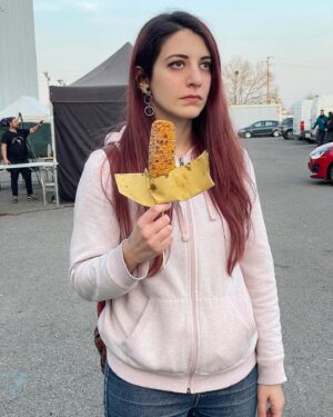 Giulia Bersani Instagram - Una pannocchia al giorno toglie i bambini di torno.
Non mangiavo una pannocchia da Rimini 2021.
Per molto l’ho bramata, a tal punto da venire fino a Piacenza alla fiera Armi e Bagagli per poterne nuovamente gustare una.
Sono entrata in fiera con soli due desideri, anche se ne ho realizzati tre:
La mia pannocchia, gli orecchini con le penne di birb, ubriacarmi. L’ultimo non era considerato ma ci sono state delle personcine davvero gentili che hanno fatto in modo ciò accadesse… E se qualcuno mi offre da bere io non sono così pudica da rifiutare. Quindi grazie, che carini! La sangria e il sidro alle pere erano top!
Ma torniamo alla mia pannocchia, la mia tanto ricercata pannocchia.
La sogno per tutto il giorno e mi decido a prenderla alla fine, per chiudere in bellezza questa giornata.
Mi avvicino ai signori delle pannocchie… E ne rimanevano SOLTANTO due… Era destino, quella pannocchia mi stava aspettando, era lì per me, solo e unicamente per farsi mangiare da me…
I miei occhi sprizzano felicità da tutti i pori, il tanto atteso momento è arrivato!
Ma ho le labbra screpolate e bruciano come morte a contatto col sale, che fa sì che mangiarla sia un inferno.
Non era giornata… Ma non ti preoccupare mia amata pannocchia, anche se mi hai fatto soffrire non smetterò mai di volerti.

#pannocchia #ilovepannocchia #pannocchiafanclub #abbassogliarrosticinivivalapannocchia #staytoxic #armiebagagli #piacenzafiere