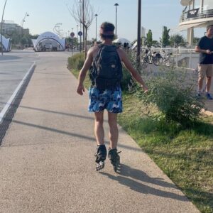 Giulia Bersani Instagram - Dato che non lo avevo ancora fatto, volevo condividere alcuni momenti del Rimini comics!
Principalmente del primo giorno, dal momento che me lo sono fatta completamente in after!
Partiamo verso le 18:00 dopo una lunga giornata di lavoro, lungo la strada incontriamo almeno 5 lavori in corso che ci rallentano il viaggio di tre ore.
Arriviamo a Rimini alle 4 di notte e a quel punto decidiamo di aspettare gli altri che sarebbero arrivati a breve.
A breve il cazzo, perché quando arrivano iniziano a vedersi le prime luci dell’alba.
E che fai… Non vai in spiaggia a vederti l’alba già che sei sveglio e vestito?
E quindi ci becchiamo questo meraviglioso spettacolo, un’indimenticabile immersione in KH!
Ovviamente abbiamo dormito molto scomodamente in spiaggia rendendoci conto di quanto bruciasse il sole quando era troppo tardi.

Time to pappa! Sotto casa mia hanno aperto un sacco di localini meravigliosi, ce ne è uno un viale oliveti che fa sto polpoburgher che è la fine del mondo!
Quindi ci abbuffiamo, pennichella e verso le 18:00 andiamo in fiera! 

Io e Ivan decidiamo di prendere i roller! Non una buona idea all’andata, ma al ritorno son stati comodissimi quando gli autobus non andavano! E niente… Tana dell’elfo e abbiamo iniziato a bere!

Mi sono di nuovo fatta male al culo cadendo da tipo tre cm… 🥲
Ero troppo stanca quel giorno per ricordarmi altro…  Ah questo era solo il primo giorno.

Credo che l’ultima foto la riutilizzerò perché descrive appieno il mood di questa fiera!
Assieme all’ECCESSIVO CALDO!
Ringrazio @_ivan_scotti_  per ‘ste foto incredibili è riuscito a rendermi una Dea… 😨

#riminicomics #criminicomics #rimini #summer2023 #riminicomics2023 #rollerblades #alba #alcool