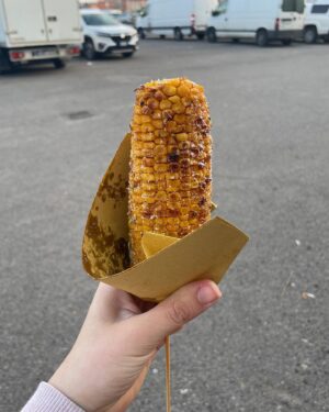 Giulia Bersani Instagram - Una pannocchia al giorno toglie i bambini di torno.
Non mangiavo una pannocchia da Rimini 2021.
Per molto l’ho bramata, a tal punto da venire fino a Piacenza alla fiera Armi e Bagagli per poterne nuovamente gustare una.
Sono entrata in fiera con soli due desideri, anche se ne ho realizzati tre:
La mia pannocchia, gli orecchini con le penne di birb, ubriacarmi. L’ultimo non era considerato ma ci sono state delle personcine davvero gentili che hanno fatto in modo ciò accadesse… E se qualcuno mi offre da bere io non sono così pudica da rifiutare. Quindi grazie, che carini! La sangria e il sidro alle pere erano top!
Ma torniamo alla mia pannocchia, la mia tanto ricercata pannocchia.
La sogno per tutto il giorno e mi decido a prenderla alla fine, per chiudere in bellezza questa giornata.
Mi avvicino ai signori delle pannocchie… E ne rimanevano SOLTANTO due… Era destino, quella pannocchia mi stava aspettando, era lì per me, solo e unicamente per farsi mangiare da me…
I miei occhi sprizzano felicità da tutti i pori, il tanto atteso momento è arrivato!
Ma ho le labbra screpolate e bruciano come morte a contatto col sale, che fa sì che mangiarla sia un inferno.
Non era giornata… Ma non ti preoccupare mia amata pannocchia, anche se mi hai fatto soffrire non smetterò mai di volerti.

#pannocchia #ilovepannocchia #pannocchiafanclub #abbassogliarrosticinivivalapannocchia #staytoxic #armiebagagli #piacenzafiere